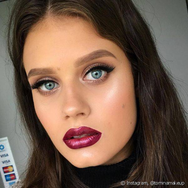Já está in love com a trend da maquiagem metálica e não sabe como usar? Vem ver 6 inspirações de festa e arrase no look! (Foto: Instagram @tominamakeup)